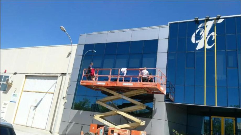 Limpieza de fachada con plataforma