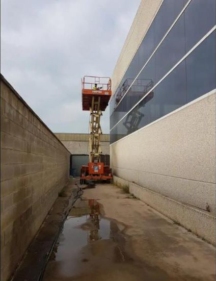 Limpieza exterior de nave con plataforma