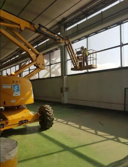 Limpieza de cristaleras en el interior de una nave